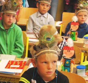 obrázek: Hejtmanka Stráská zahájila nový školní rok v indiánské třídě v Chyškách.