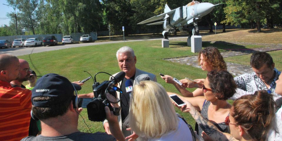 obrázek: Jihočeský kraj převzal od Ministerstva obrany letiště v areálu Plané u Českých Budějovic