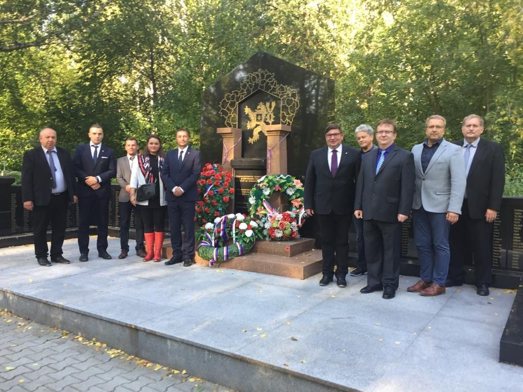 obrázek: Pavel Hroch položil věnec u Pomníku československým legionářům v Jekatěrinburgu
