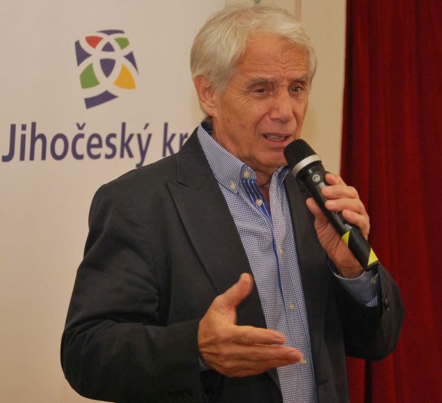 obrázek: Seniorské hrátky v Českém Krumlově odstartoval svými písněmi a historkami Don José Pedro Rodriguez de Montagnes de Laufer