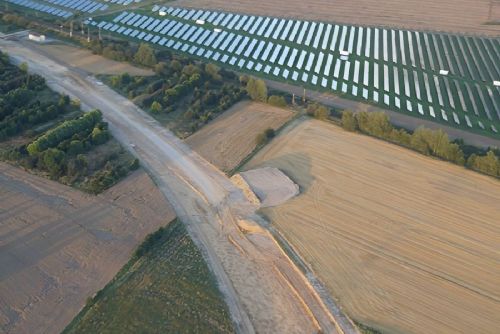 obrázek:V Dyníně zahájila provoz fotovoltaická elektrárna Stella. Patří mezi největší solární zdroje v Česku