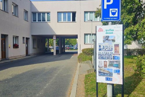 obrázek:Písecká nemocnice se zapojila do kampaně Dokud… Panel upozorňuje na život s demencí