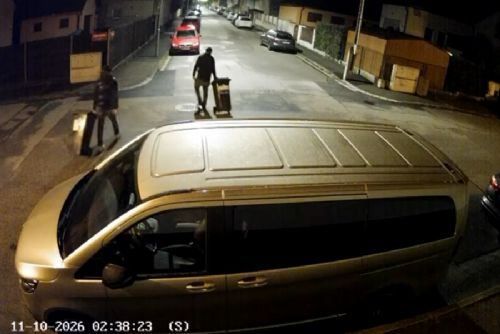 obrázek:Policie pátrá po dvojici zachycené kamerou v Nemanicích. Prověřuje krádež popelnic i poškození auta
