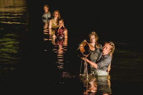 obrázek:Kratochvílení - V kruhu