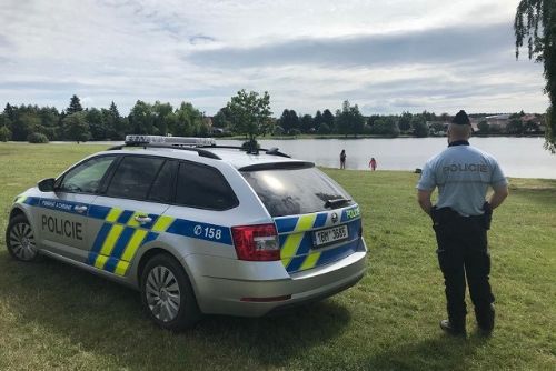 Foto: Opilého řidiče museli zajistit policisté