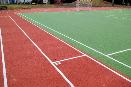 obrázek:Grünwaldova má nový běžecký ovál a bezbariérové hřiště