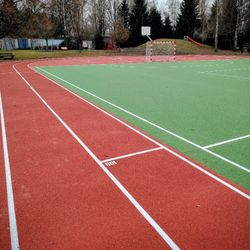 Grünwaldova má nový běžecký ovál a bezbariérové hřiště