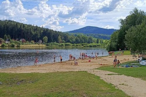obrázek:Ktišský rybník nabízí klidné koupání v přírodě. Návštěvníky láká čistá voda i písčitá pláž