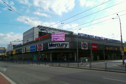 obrázek:Policista mimo službu zneškodnil muže s nožem v Mercuru