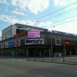 Policista mimo službu zneškodnil muže s nožem v Mercuru