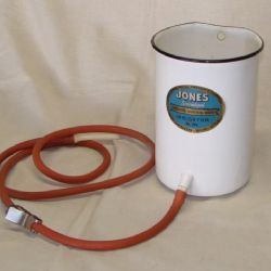 Most nabízí netradiční zážitek: sbírka 140 historických klystýrů