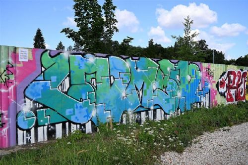 obrázek:Písek otevřel 200 metrů dlouhou legální graffiti zeď. Má dát prostor tvorbě i omezit nelegální nápisy