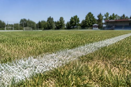obrázek:Sucho komplikuje údržbu sportovišť v jižních Čechách. Kluby šetří vodou a zalévají hlavně v noci