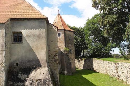 obrázek:Tvrz Cuknštejn u Nových Hradů: historie, proměny a současný stav