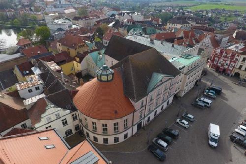 obrázek:Bývalá pošta na Žižkově náměstí čeká rekonstrukce. Vznikne zde nový zasedací sál zastupitelstva
