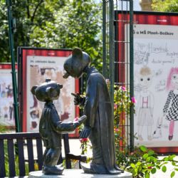 Hurvínek slaví stovku mezi školáky. Šafaříkovy sady zdobí jejich originální díla