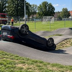 Opilý řidič „zaparkoval“ na střeše v pumptracku ve Stodě. Překážky prý vůbec neviděl  