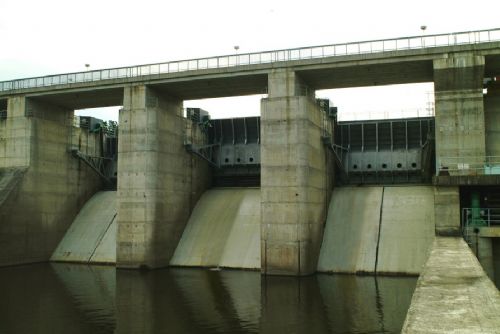 obrázek:Pod jezy ubývá vody. Malé vodní elektrárny musí dodržet zůstatkový průtok