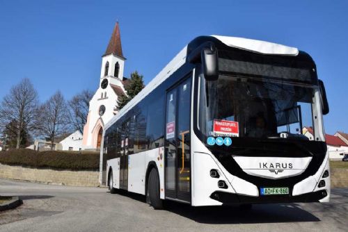 obrázek:První elektrobus Ikarus v Budějovicích: značka se vrací v nové podobě