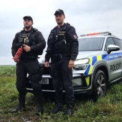 Řidič zůstal uvězněný v hořícím jeepu. Policisté z Klatov ho dostali ven v posledních minutách