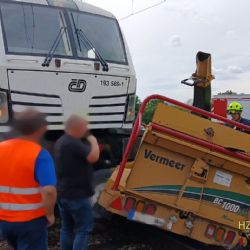 Rychlík u Švihova narazil do přívěsu štěpkovače. Provoz na trati zastavila poškozená výhybka