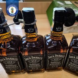 Velký milovník Jacka Daniel’se, menší příznivec placení. Se čtyřmi lahvemi daleko nedošel