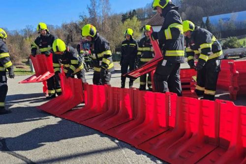 obrázek:Český Krumlov testuje mobilní plastové zábrany proti povodním