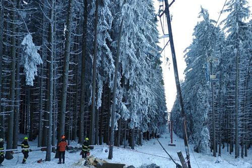 obrázek:Na Kleti spadl strom na lanovku, těsně minul turisty