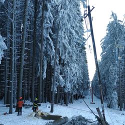 Na Kleti spadl strom na lanovku, těsně minul turisty