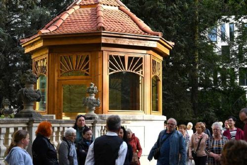 obrázek:Nevyužívaný altán v českobudějovickém DDM nahradila nová venkovní učebna