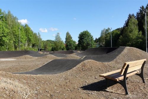 obrázek:Vimperk otevřel nový pumptrack u Volyňky. Sportovní areál nabízí okruhy o délce přibližně 360 metrů