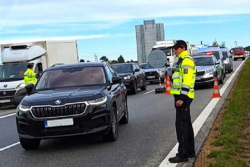 obrázek:Jihočeská policie zvyšuje kontrolu kamionů s novými mobilními vahami