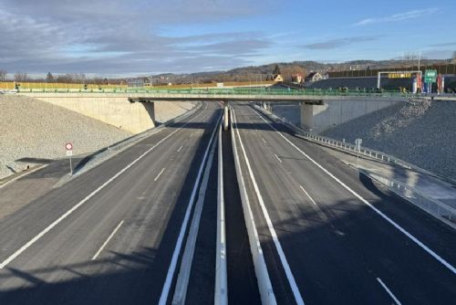 obrázek:Obří odpočívka u Suchdola: přes 500 míst, zázemí pro řidiče i ochrana přírody