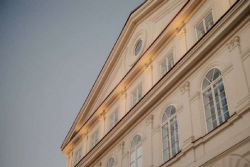 obrázek:Slavie zkolaudována, budova se otevírá postupně