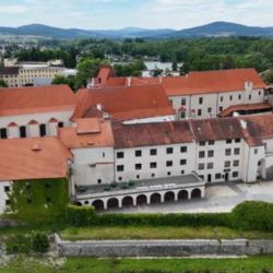Strakonické muzeum představilo zrestaurované gotické oltáře a legendární motocykl ČZ 350
