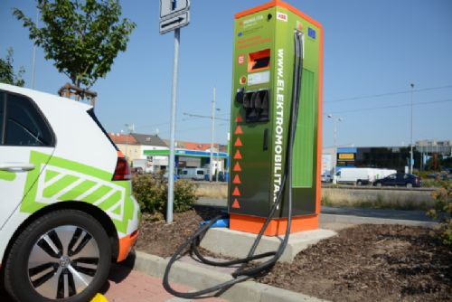 Foto: Memorandum o podpoře elektromobility: více nabíječek pro elektromobily a podpora Čisté mobility