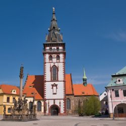 Chomutovská věž oděná do barev trikolóry