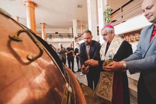 Foto: Požehnaný ležák z pivovaru Budějovický Budvar opět podpoří Charitu