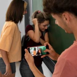 AI vydírá teenagery — šikana stoupá