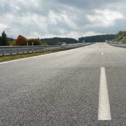 Levnější obchvat Českého Krumlova: Kraj volí trasu bez tunelu