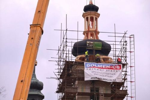 obrázek:Nová kupole se vrátila na věž kostela v Borovanech