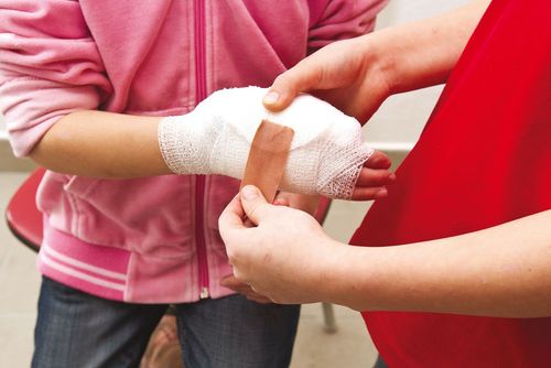 obrázek:Muže, který přišel o obě zápěstí na Silvestra vyšetřuje policie za nedovolené ozbrojování