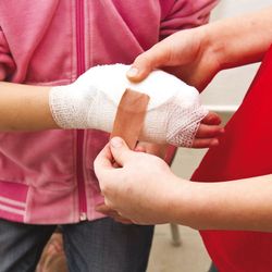 Muže, který přišel o obě zápěstí na Silvestra vyšetřuje policie za nedovolené ozbrojování