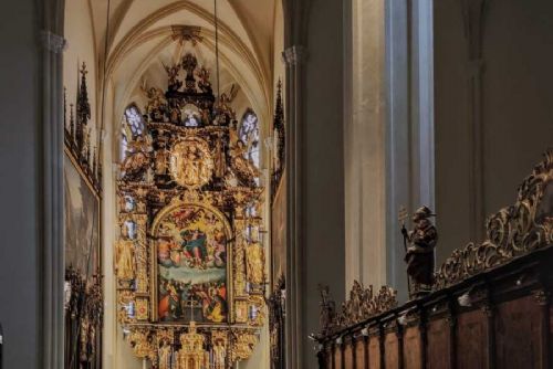 obrázek:Vyšší Brod: tři oltářní obrazy se střídají podle roku, výměna kvůli váze až 200 kg je náročnější