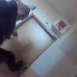 Žena držela na balkoně sebevraha za pásek