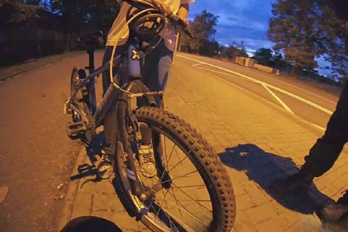obrázek:Devítiletý cyklista se v Českých Budějovicích ztratil rodičům. Strážníci ho našli na zastávce