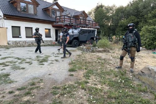 obrázek:Jindřichohradečtí kriminalisté rozkryli výrobu pervitinu. Při zásahu na Příbramsku zasahovala URNA