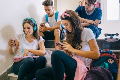 obrázek:Jižní Čechy řeší používání mobilů ve školách, lidovci navrhují zákonnou úpravu