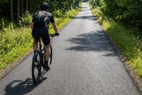 obrázek:Lesy ČR opravily pět lesních cest v České Kanadě. Nový povrch zlepšil podmínky pro cyklisty i pěší