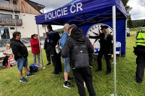 obrázek:Policisté na Šumavě upozorňovali turisty na rozdílná pravidla v Česku a Bavorsku